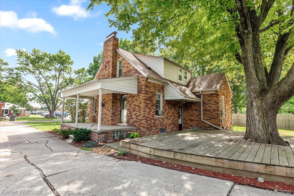 8254 Merrick Street Taylor, MI 48180 - Photo 5 of 22 Side covered porch