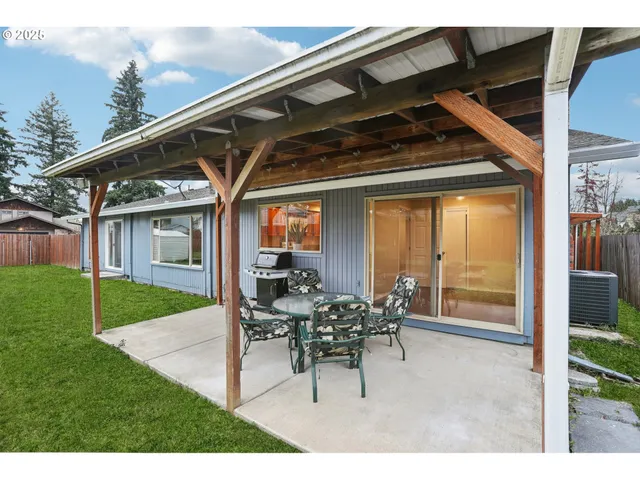 a view of a yard in front of house