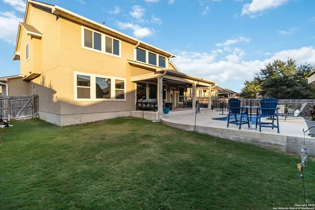 a view of a house with a backyard