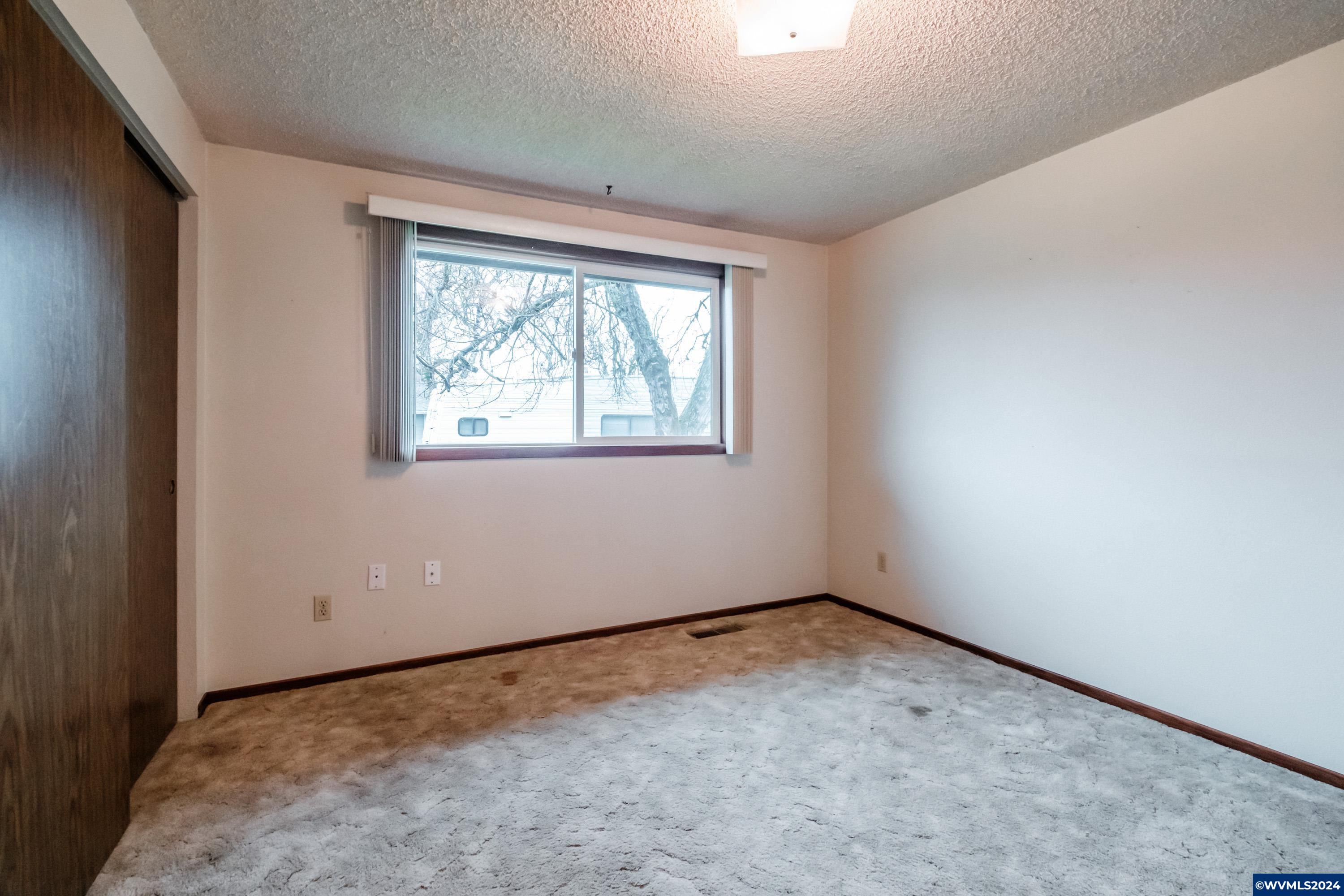 4775 Swegle Road Northeast Salem, OR 97305 - Photo 24 of 38 an empty room with a window