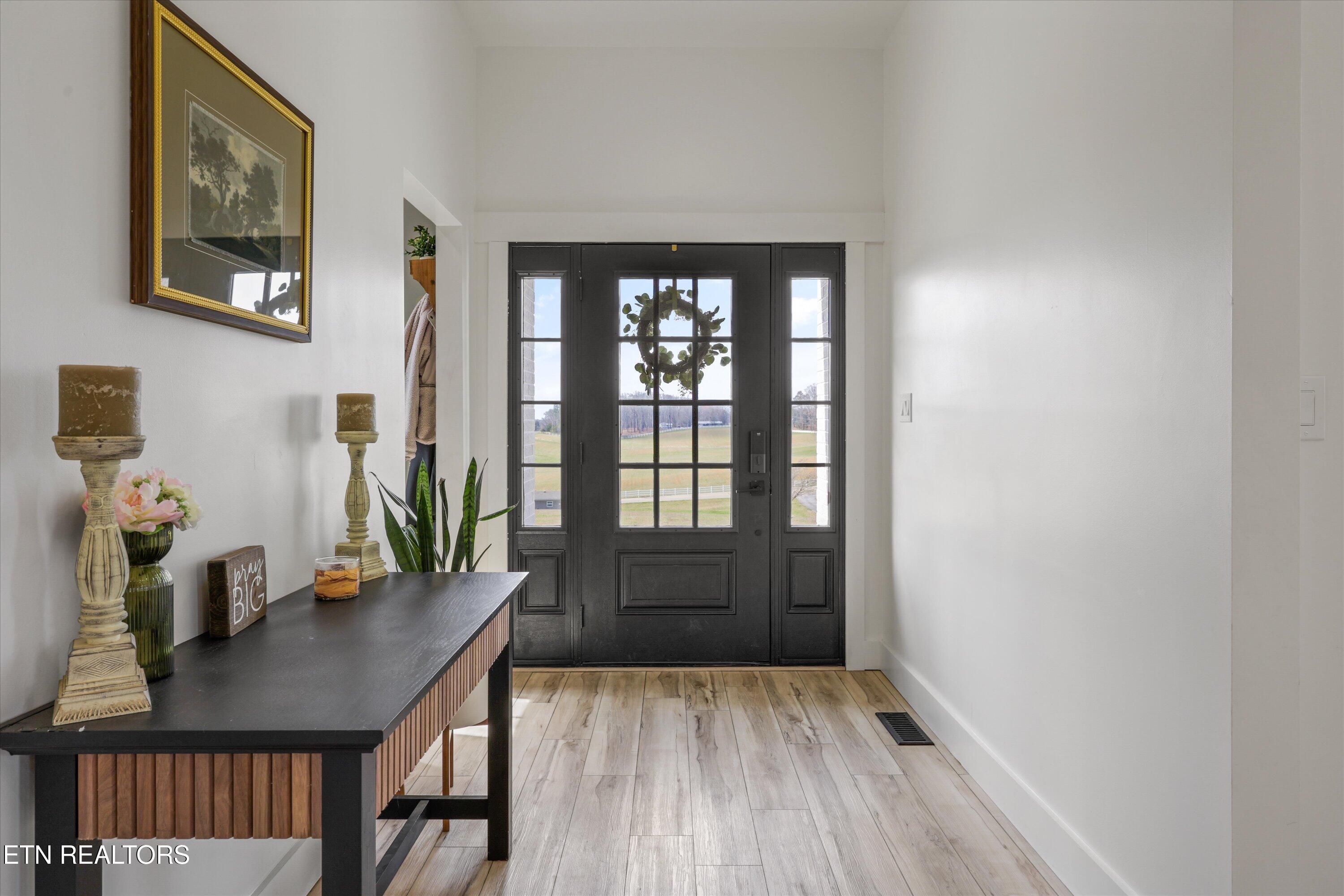 13161 Vonore Road Loudon, TN 37774 - Photo 3 of 41 Front Entryway facing door