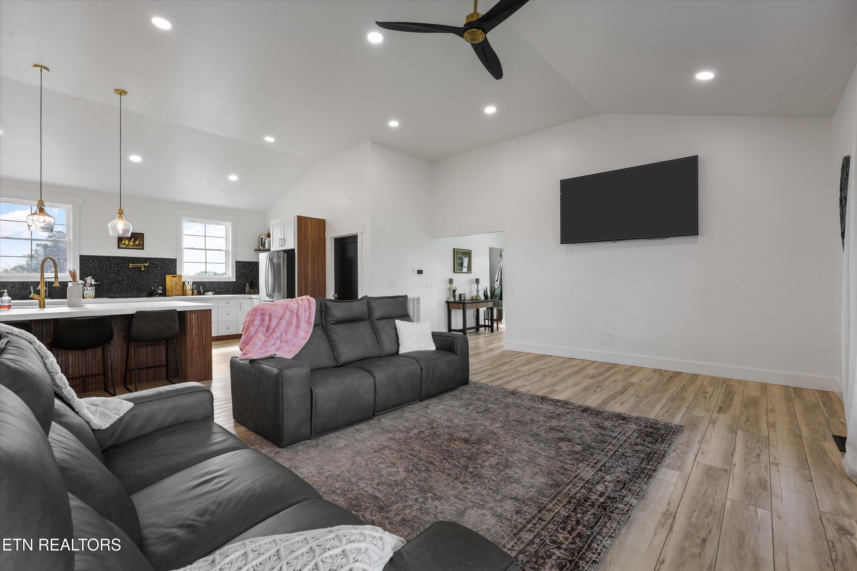 13161 Vonore Road Loudon, TN 37774 - Photo 4 of 41 Living Room