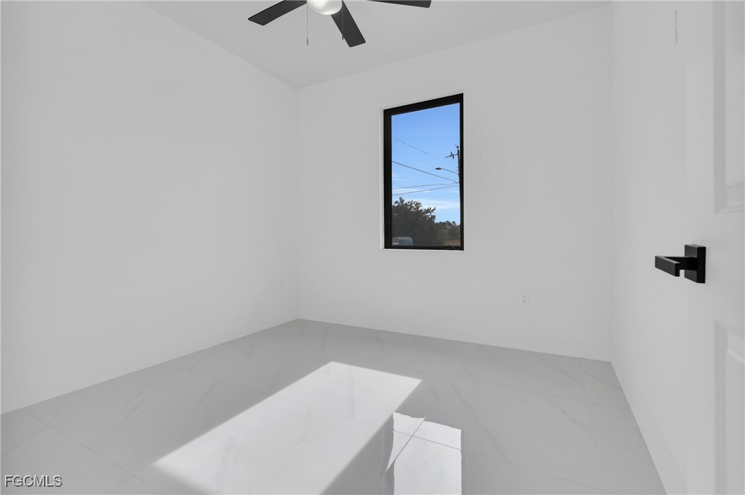 3602 20th Street Southwest Lehigh Acres, FL 33976 - Photo 36 of 40 an empty room with a window