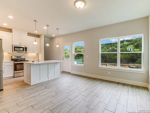 $2,550 | 16011 Babcock Road, Unit 22, San Antonio, TX 78255