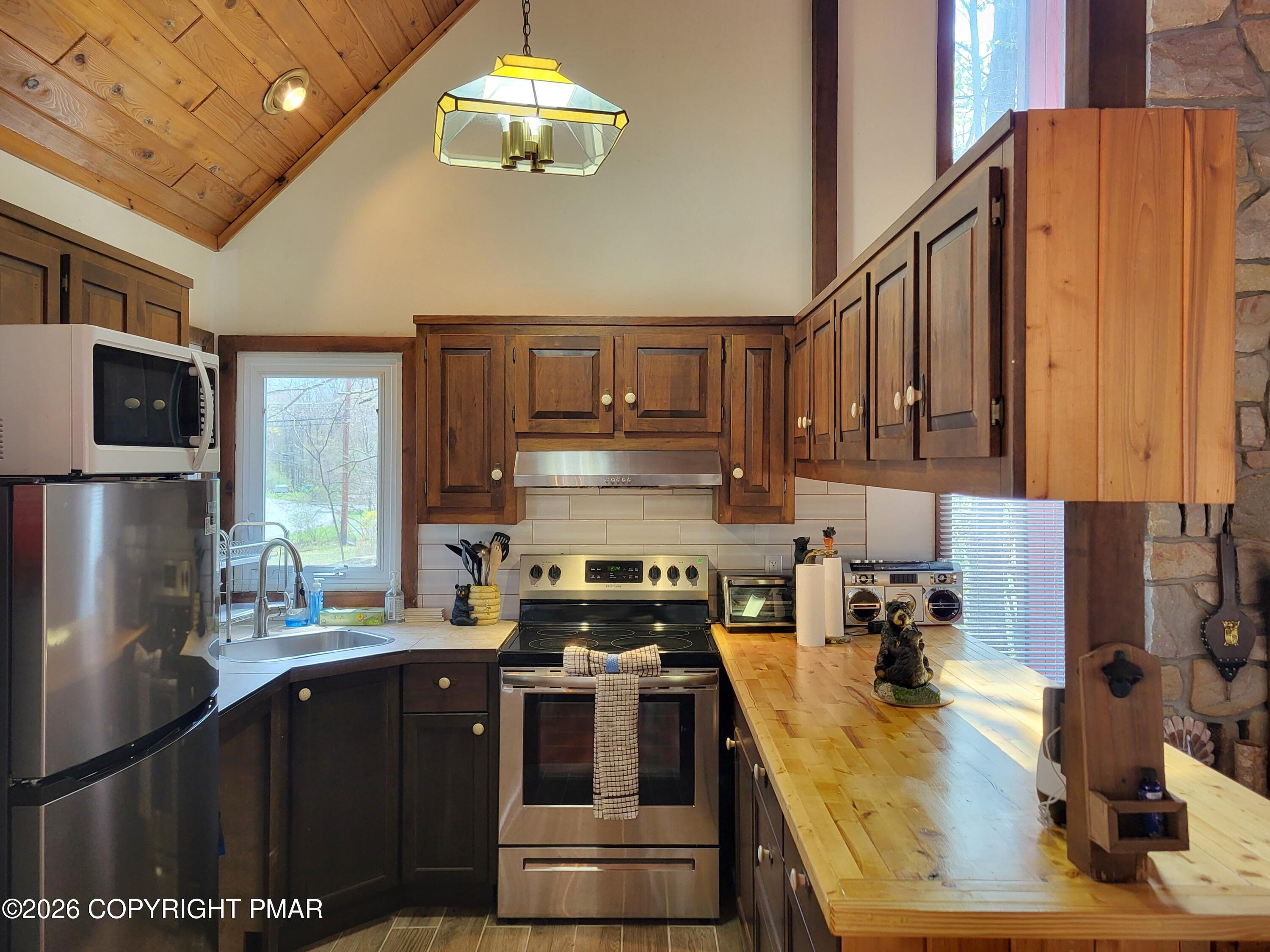6298 Decker Road Bushkill, PA 18324 - Photo 7 of 53 20260421_131427