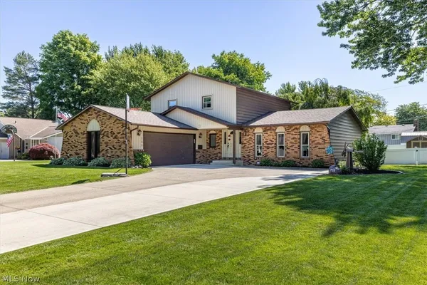 $369,900 | 709 Oakhurst Street, Amherst, OH 44001