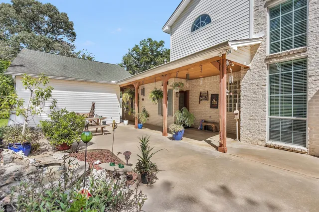 a view of a house with porch and sitting area