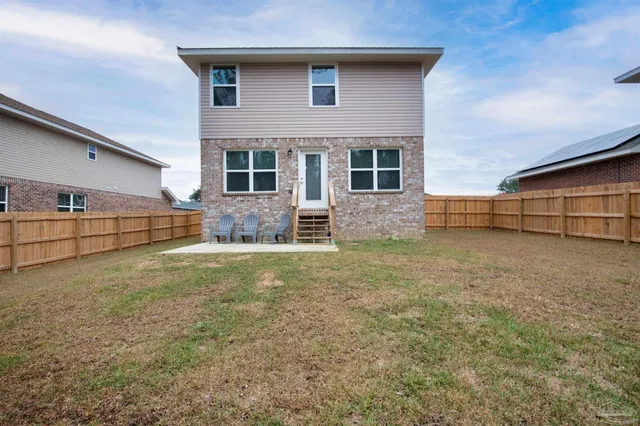 a view of backyard of the house