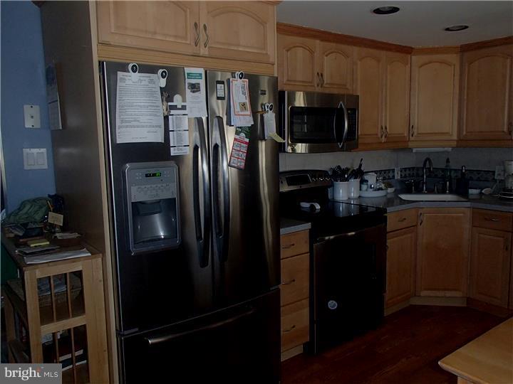 817 Valley Road Warminster, PA 18974 - Photo 4 of 25 Gallery Image 4