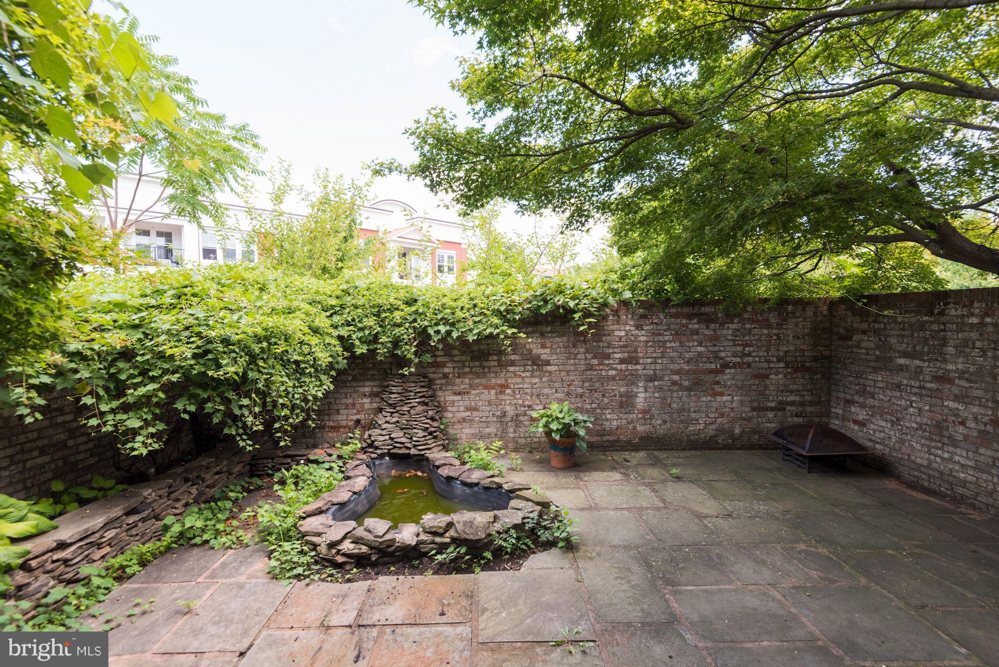 2045 North Glebe Road Arlington, VA 22207 - Photo 17 of 19 a backyard of a house with lots of green space