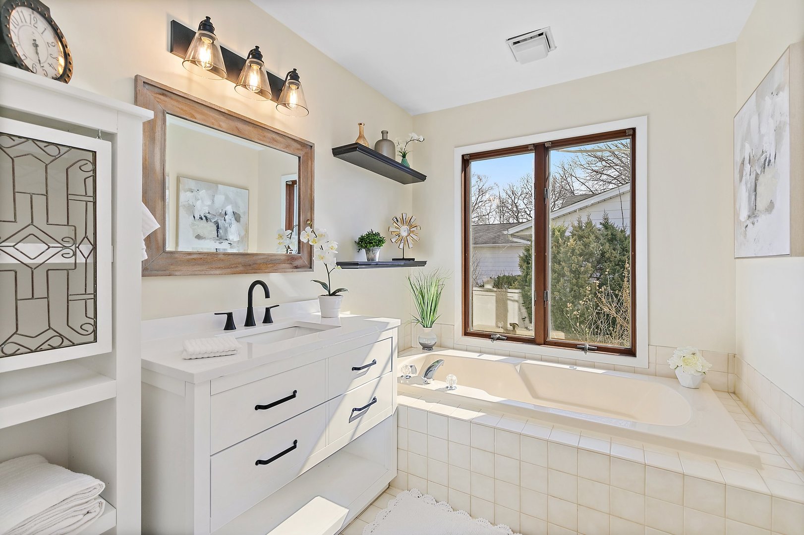 121 Ann Street Cary, IL 60013 - Photo 15 of 30 a bathroom with a tub a sink and a large mirror
