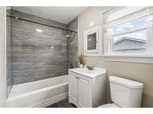 $299,999 | 160 Maple Street, Cathlamet, WA 98612