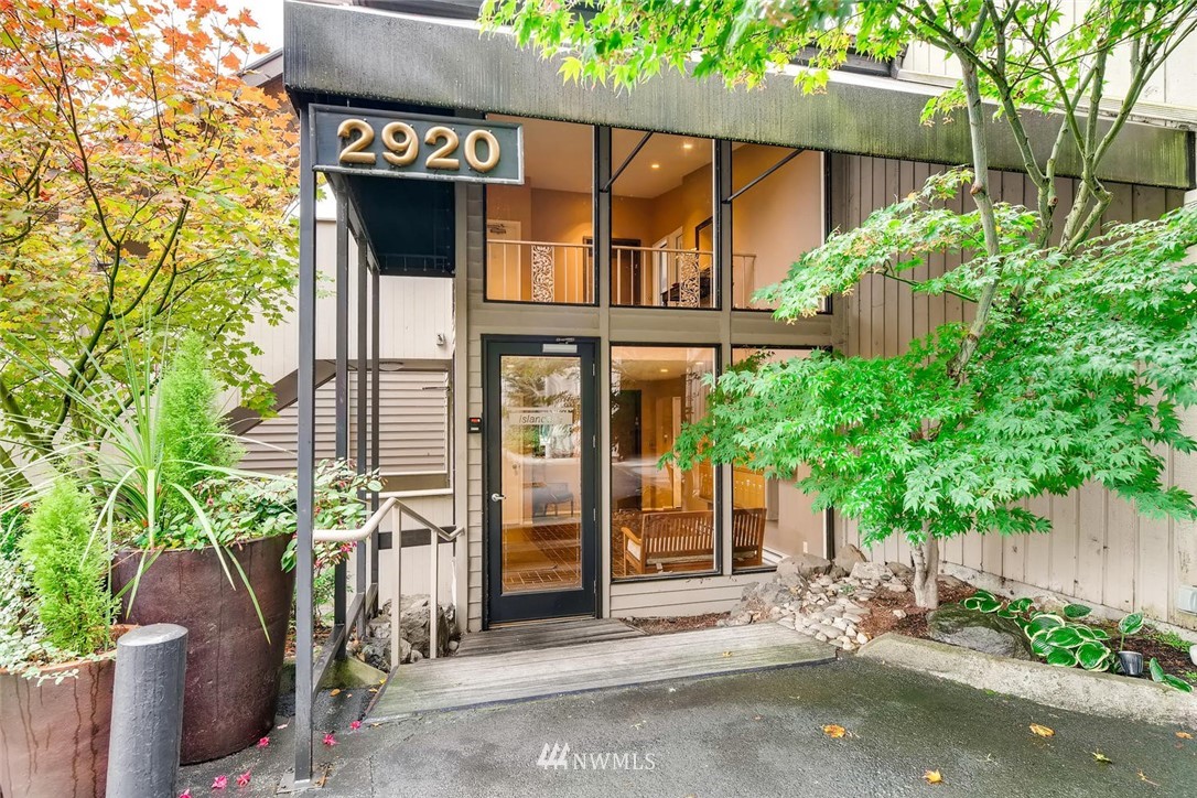 2920 76th Avenue Southeast, Unit 208 Mercer Island, WA 98040 - Photo 2 of 22