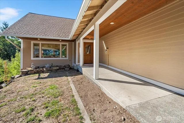 a view of a house with backyard and sitting area