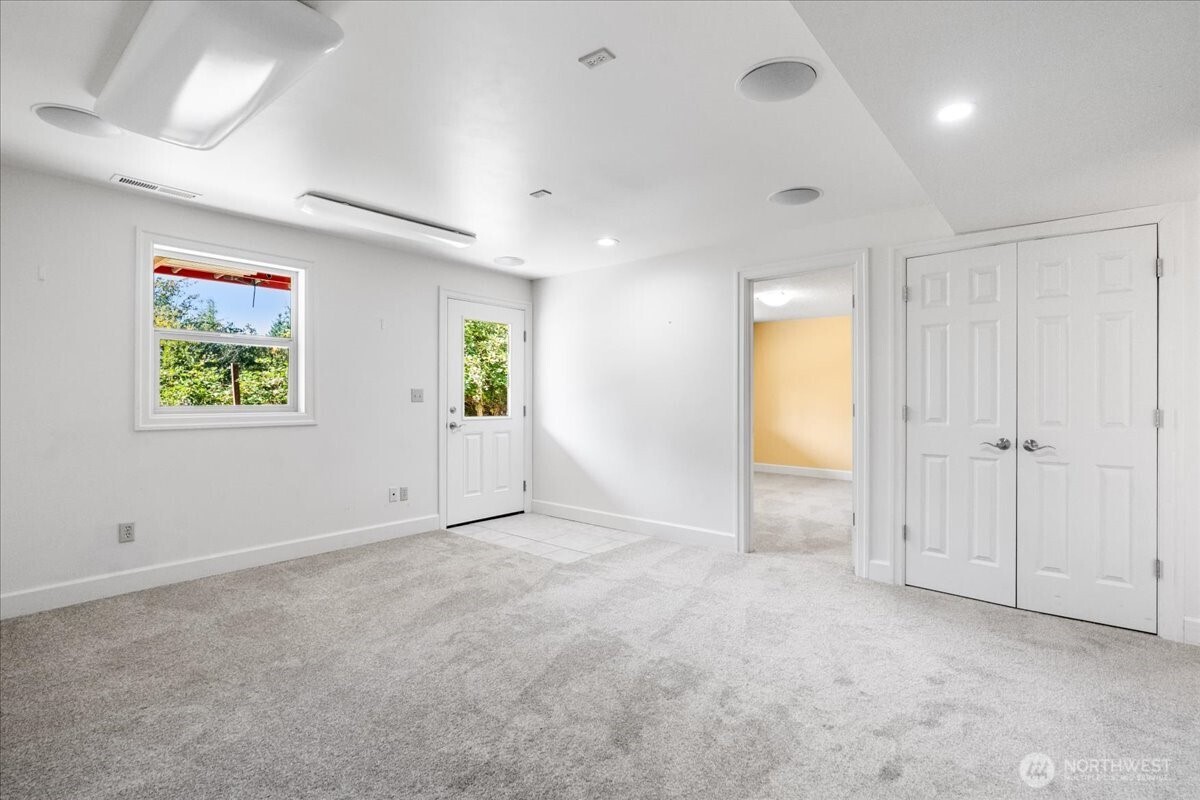 8707 45th Street West Tacoma, WA 98466 - Photo 28 of 39 an empty room with windows and closet