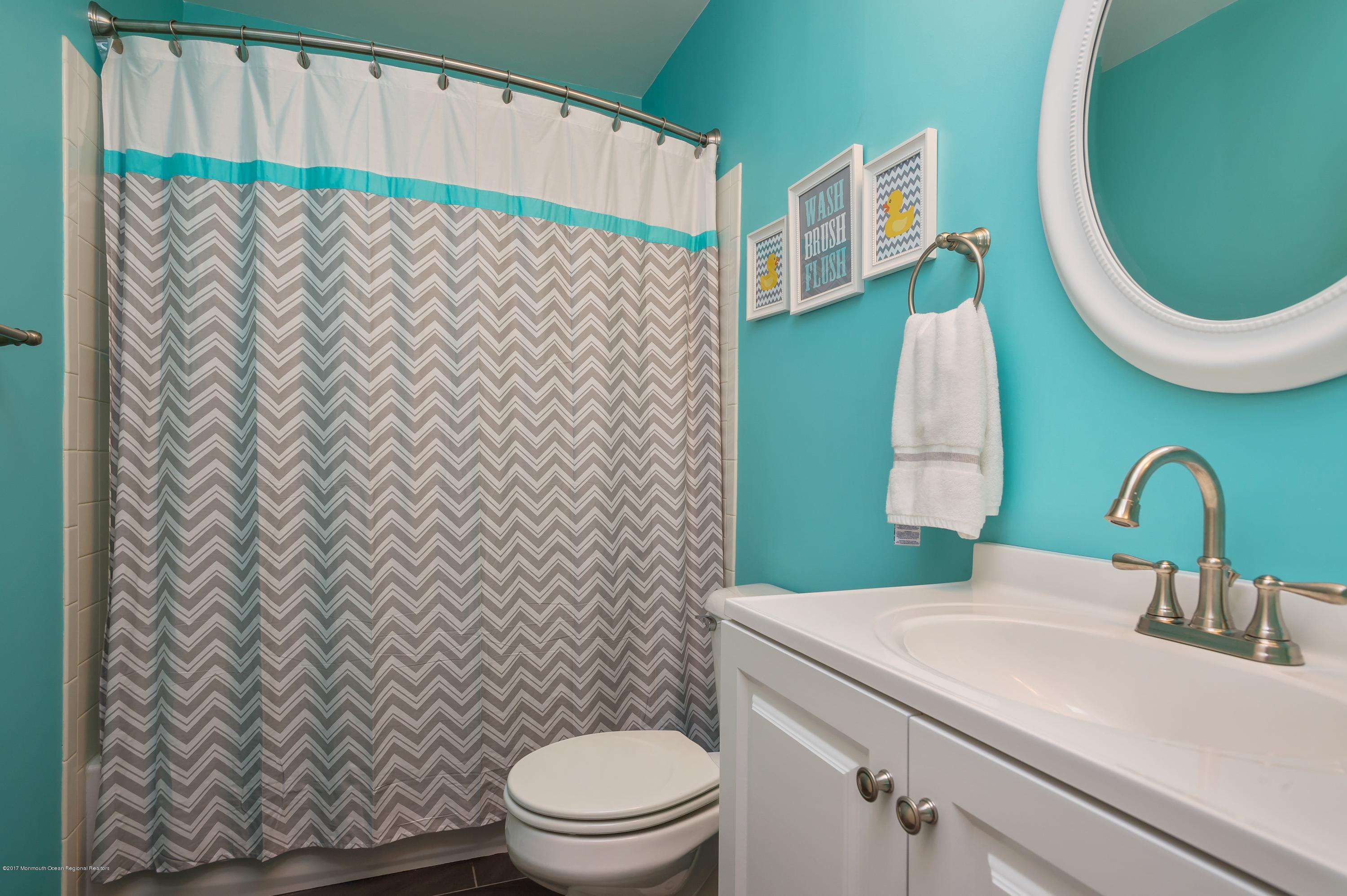 685 Line Road Aberdeen, NJ 07747 - Photo 17 of 23 Main Bath