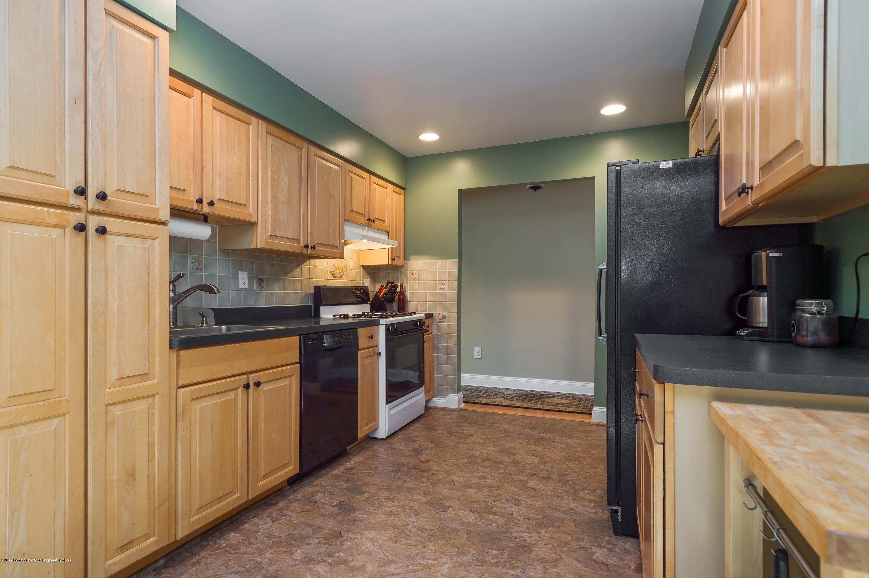 685 Line Road Aberdeen, NJ 07747 - Photo 4 of 23 Kitchen