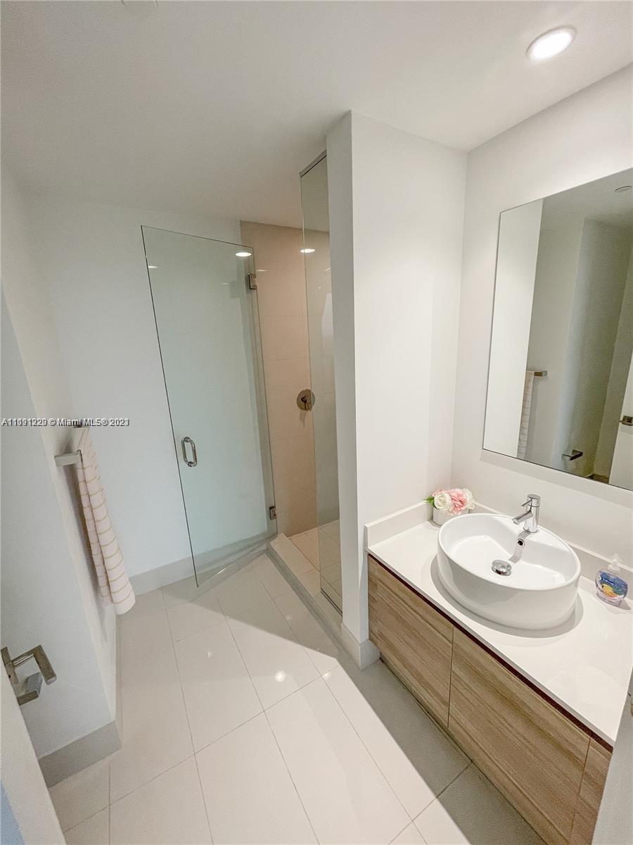 121 Northeast 34th Street, Unit 2215 Miami, FL 33137 - Photo 14 of 18 MASTER BATH