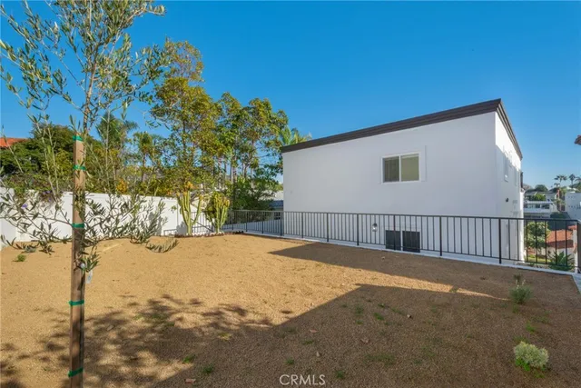 a view of backyard of the house