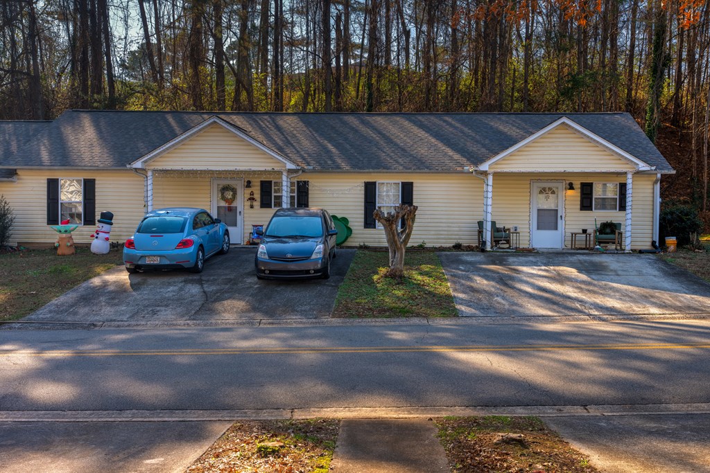 172 Jacobs Way Jasper, GA 30143 - Photo 3 of 13 a car parked in front of a house