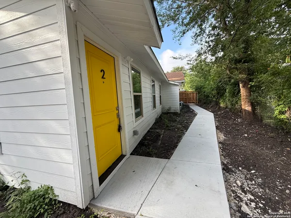 $1,075 | 1927 West Mayfield Boulevard, Unit 2, San Antonio, TX 78211
