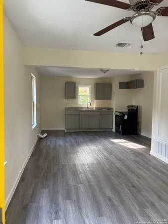 $1,075 | 1927 West Mayfield Boulevard, Unit 2, San Antonio, TX 78211