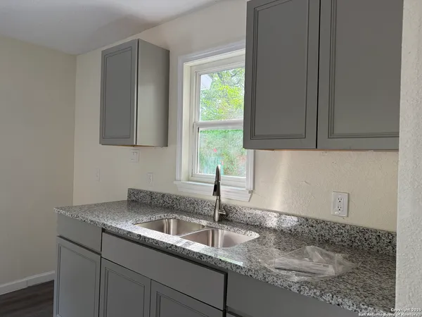 $1,075 | 1927 West Mayfield Boulevard, Unit 2, San Antonio, TX 78211