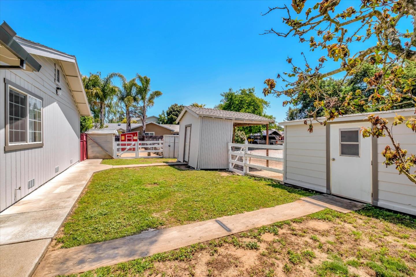 10 Linden Road Watsonville, CA 95076 - Photo 31 of 38 a backyard of a house with table and chairs