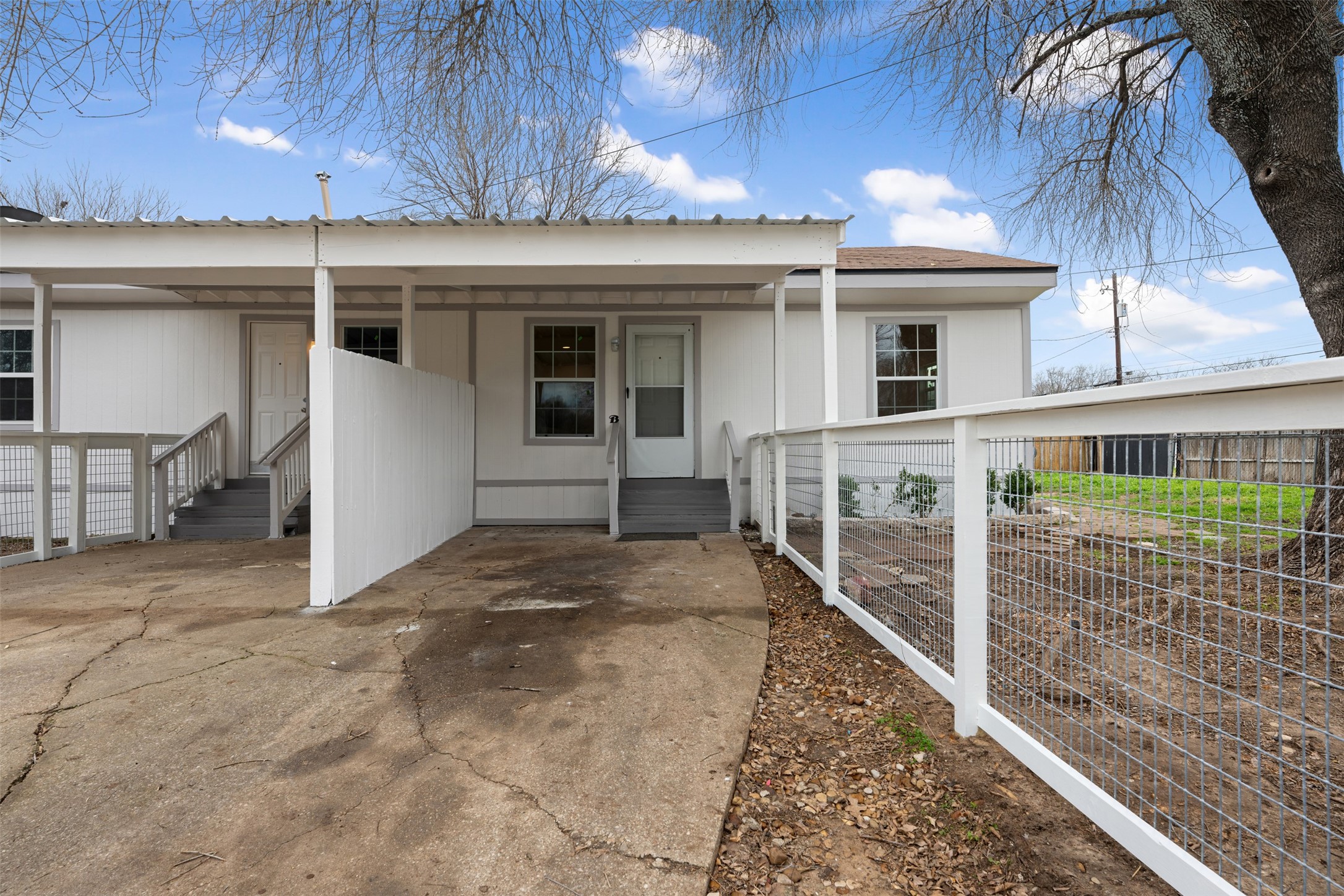 901 Valdez Street, Unit 13 Austin, TX 78741 - Photo 5 of 38 a view of a house with wooden fence