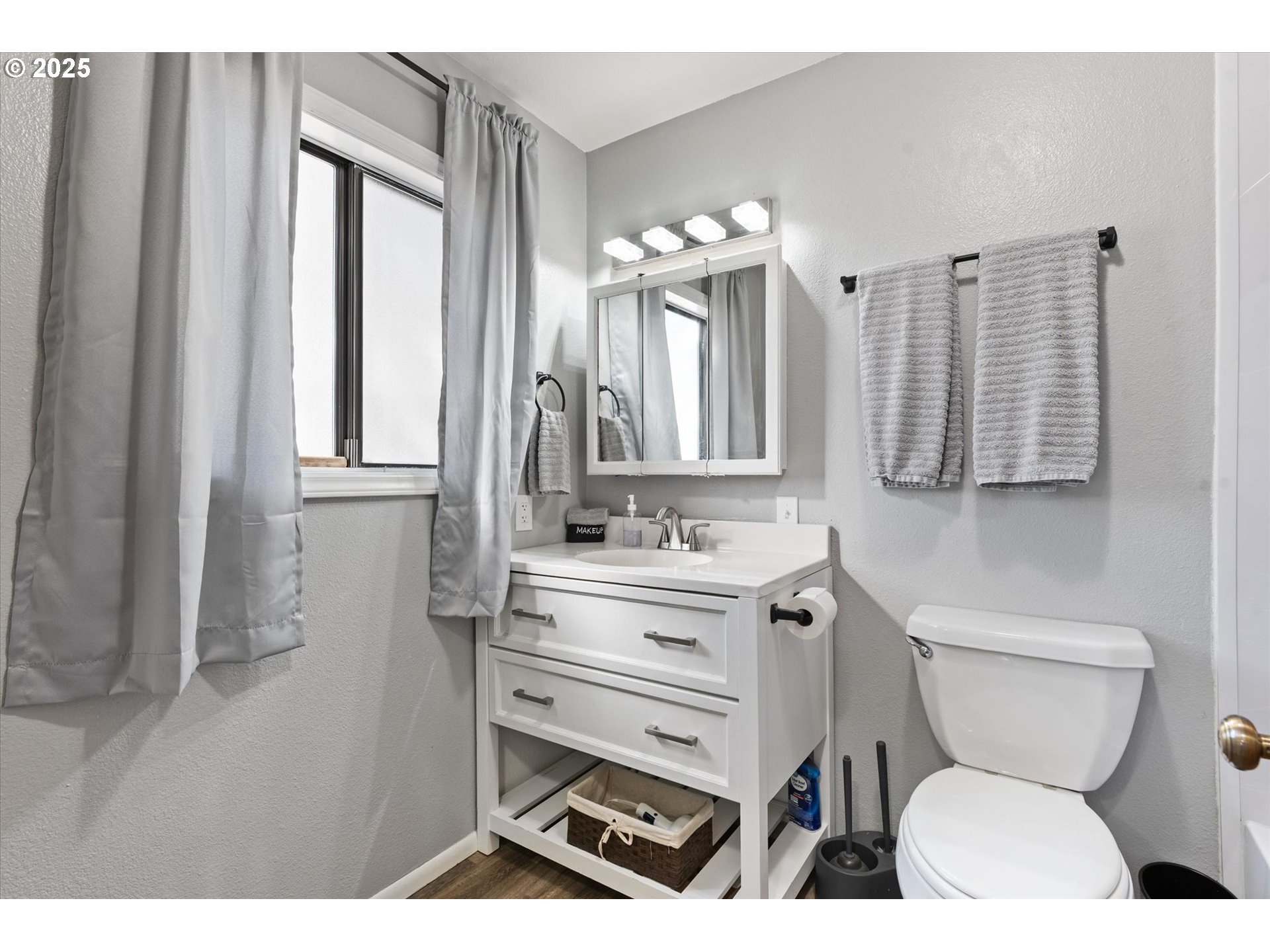 1805 East Street Baker City, OR 97814 - Photo 13 of 45 a bathroom with a toilet a sink and a mirror