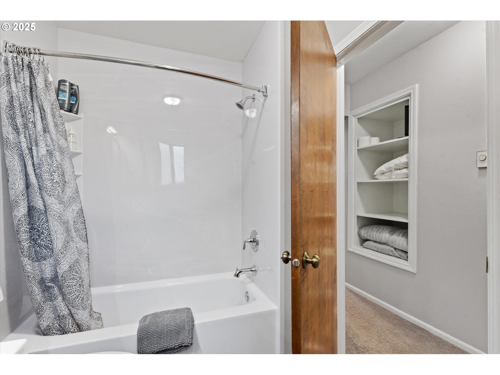 1805 East Street Baker City, OR 97814 - Photo 14 of 45 a bathroom with a bathtub and a shower