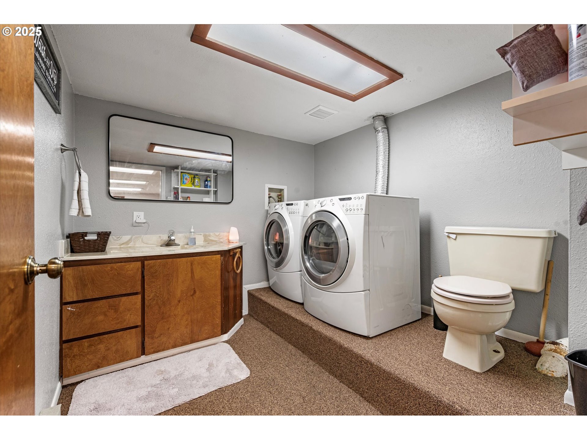 1805 East Street Baker City, OR 97814 - Photo 24 of 45 a bathroom with a toilet a sink and mirror