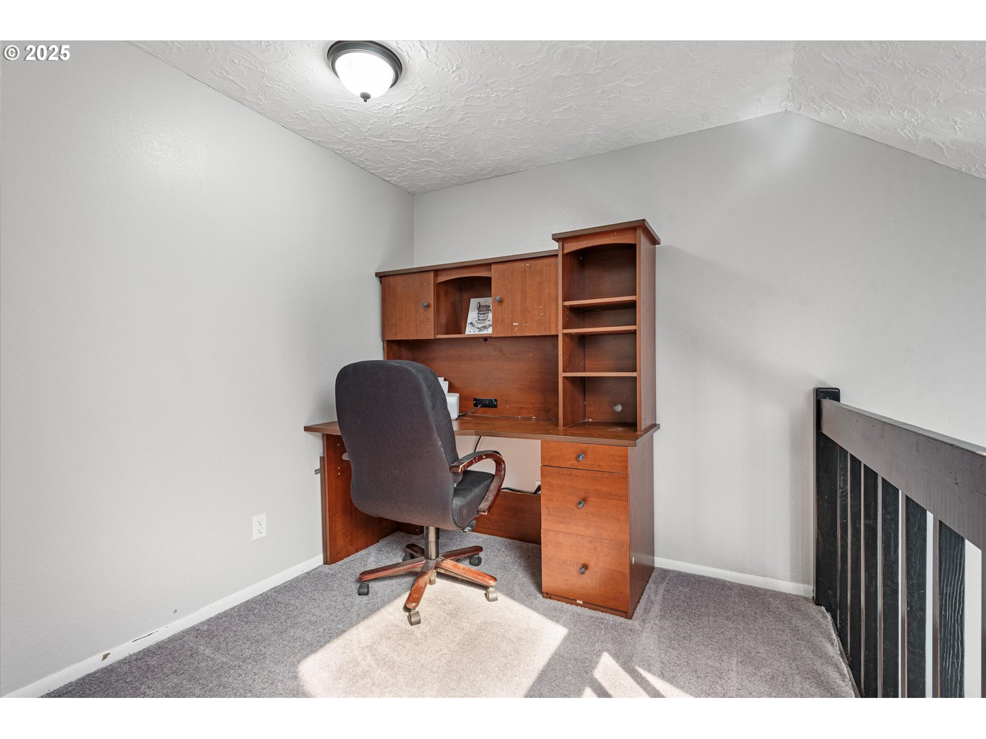 1805 East Street Baker City, OR 97814 - Photo 26 of 45 a workspace with furniture