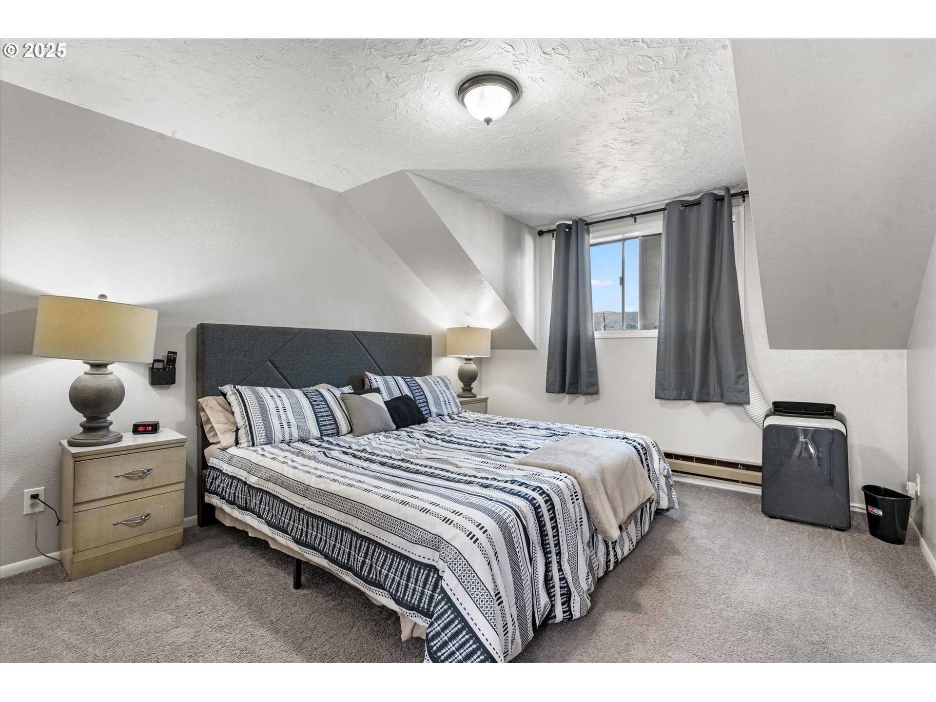 1805 East Street Baker City, OR 97814 - Photo 29 of 45 a bedroom with a bed and window