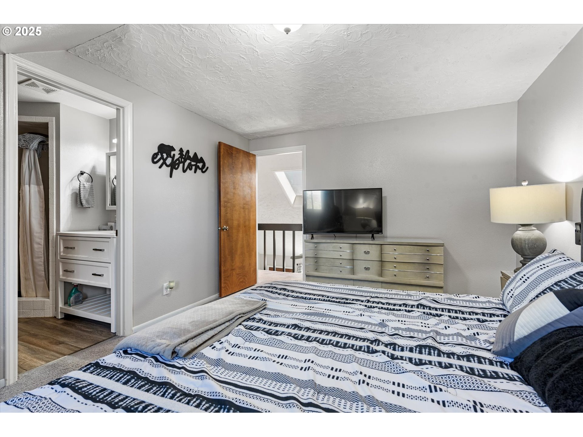1805 East Street Baker City, OR 97814 - Photo 30 of 45 a bedroom with a bed and flat screen tv