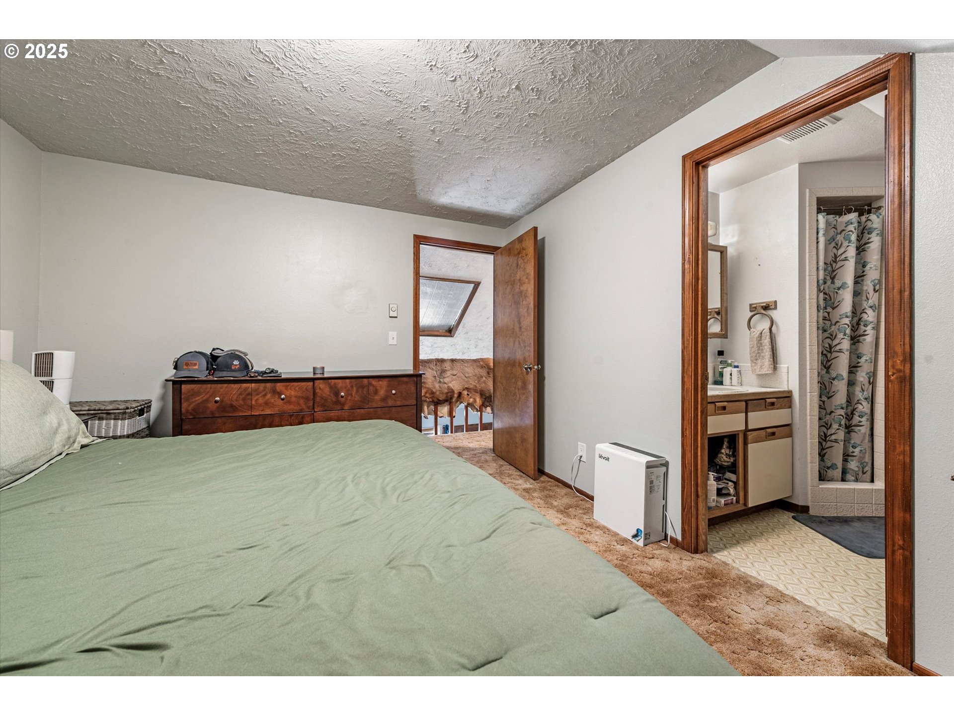1805 East Street Baker City, OR 97814 - Photo 36 of 45 a living room with furniture and a flat screen tv