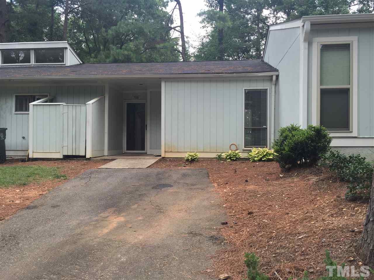 a view of a house with backyard and garden