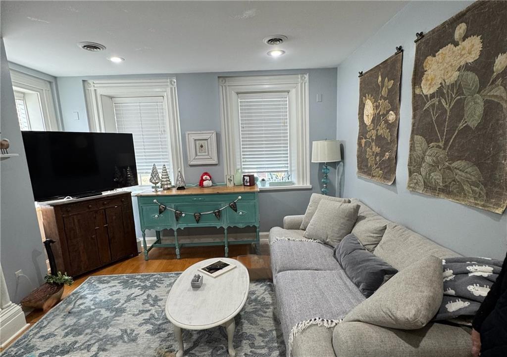 1319 Riverside Drive, Unit 200 Beaver, PA 15009 - Photo 4 of 22 Liv Rm