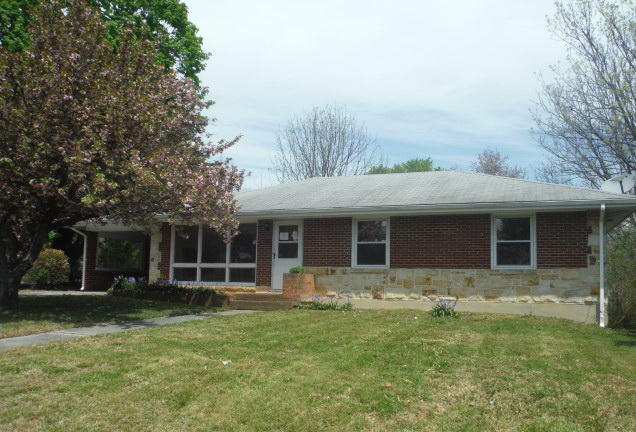 2147 Meadowbrook Road Northwest Roanoke, VA 24017 - Photo 1 of 17 a front view of house with yard
