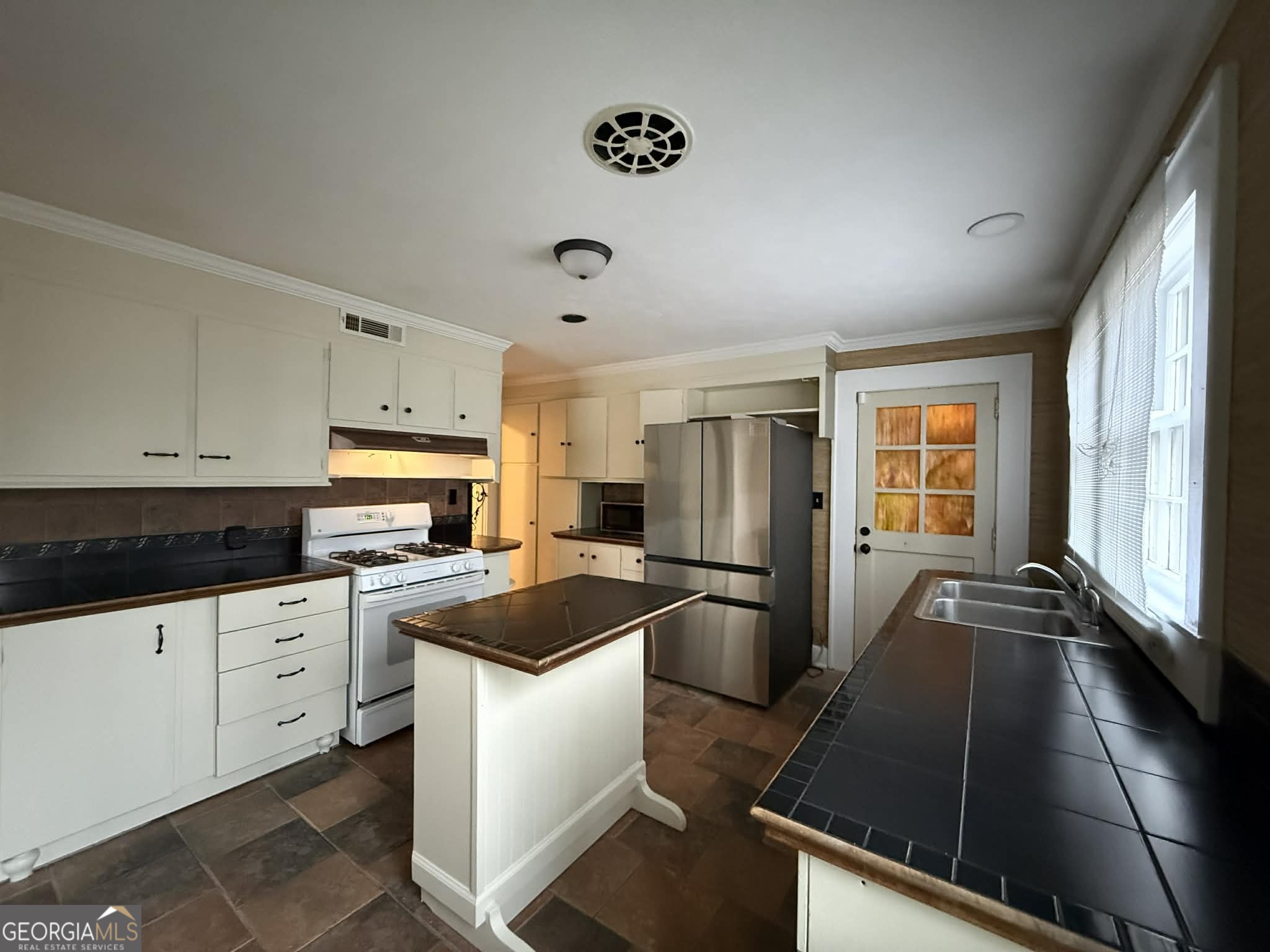 952 Wayside Street Northwest Cornelia, GA 30531 - Photo 20 of 46 a kitchen with stainless steel appliances a refrigerator stove microwave and sink