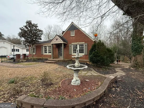 a view of a house with backyard