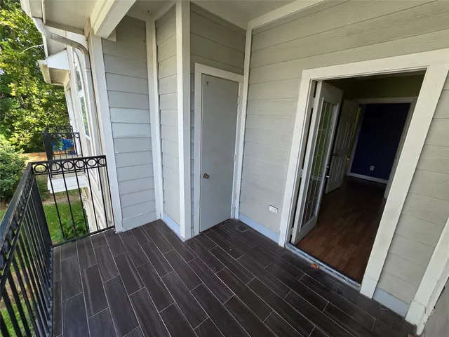 a view of front door deck