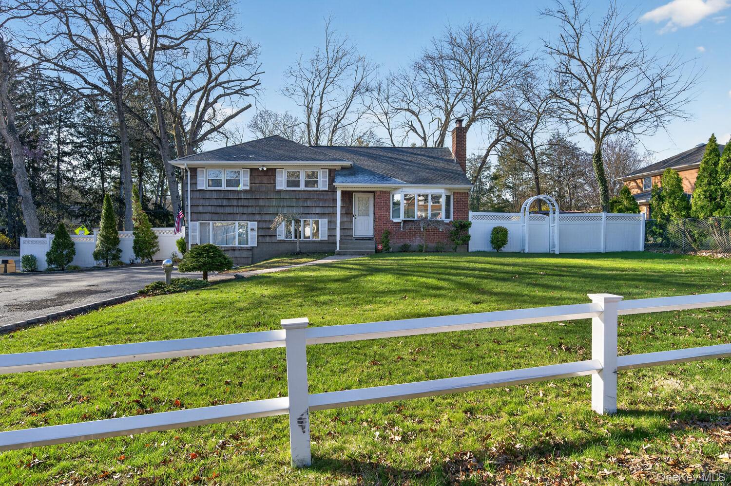 304 Maplewood Road Huntington Station, NY 11746 - Photo 4 of 29