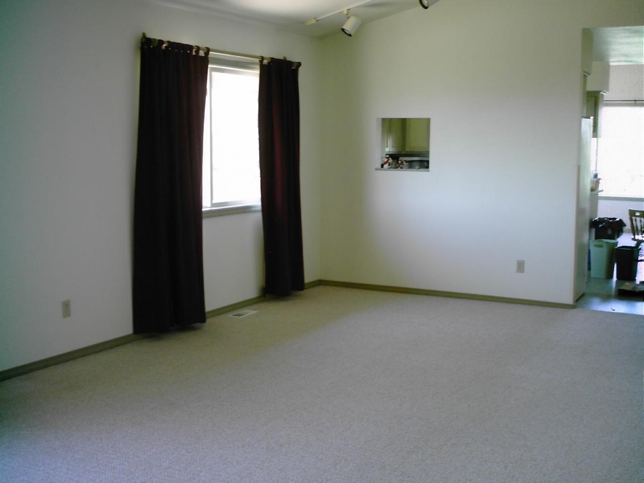 700 Bagley Road Granger, WA 98932 - Photo 5 of 5 an empty room with windows