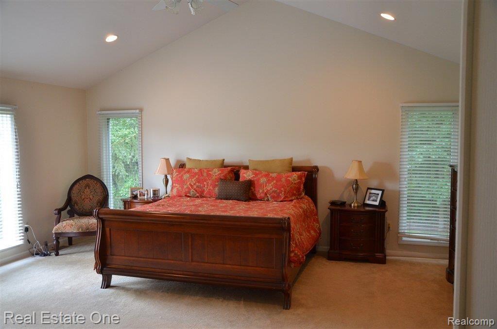 60630 Pennington Way Rochester, MI 48306 - Photo 12 of 29 Cathederal Ceiling in Master