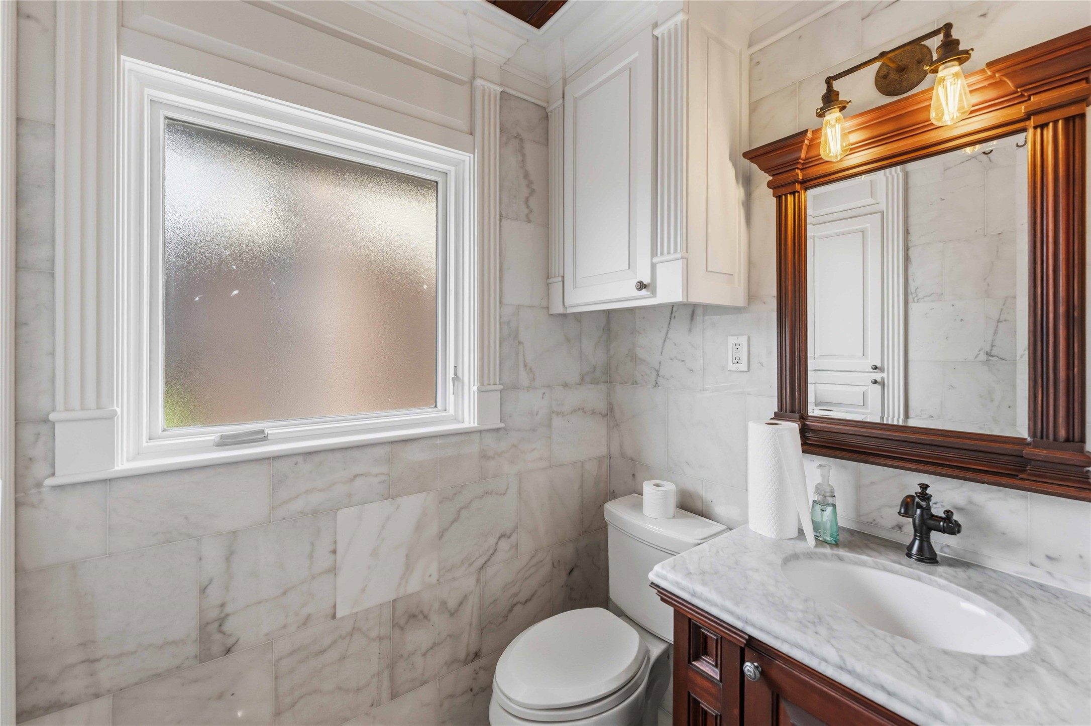 4031 Fernwood Drive Houston, TX 77021 - Photo 25 of 34 a bathroom with a sink toilet and mirror