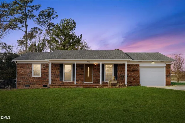 a view of a house with backyard porch and garden