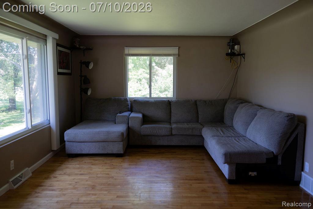 5052 Beecher Road Flint, MI 48532 - Photo 9 of 28 Living room