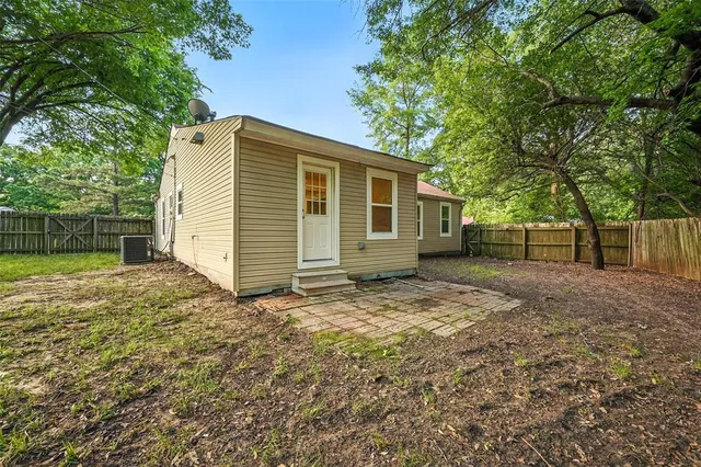 a view of a backyard