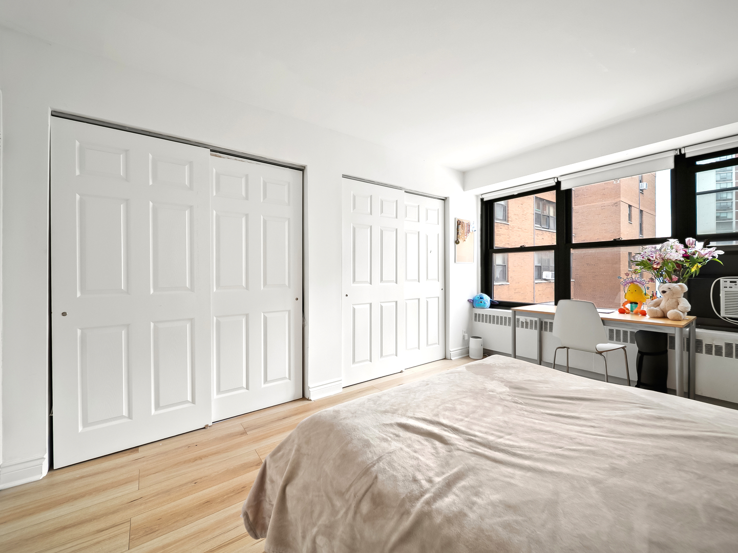 6118 North Sheridan Road, Unit 1008 Chicago, IL 60660 - Photo 13 of 19 a bedroom with a large bed and a window